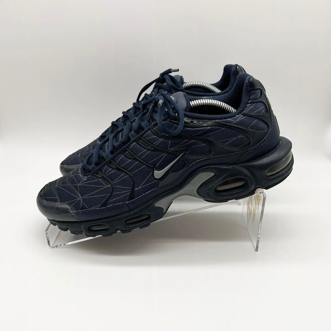 靴 NikeACGAirCairngormMidPlus DarkMaplewood Nike Air VaporMax Plus Knicks | DO6679-001 | The Drop Date