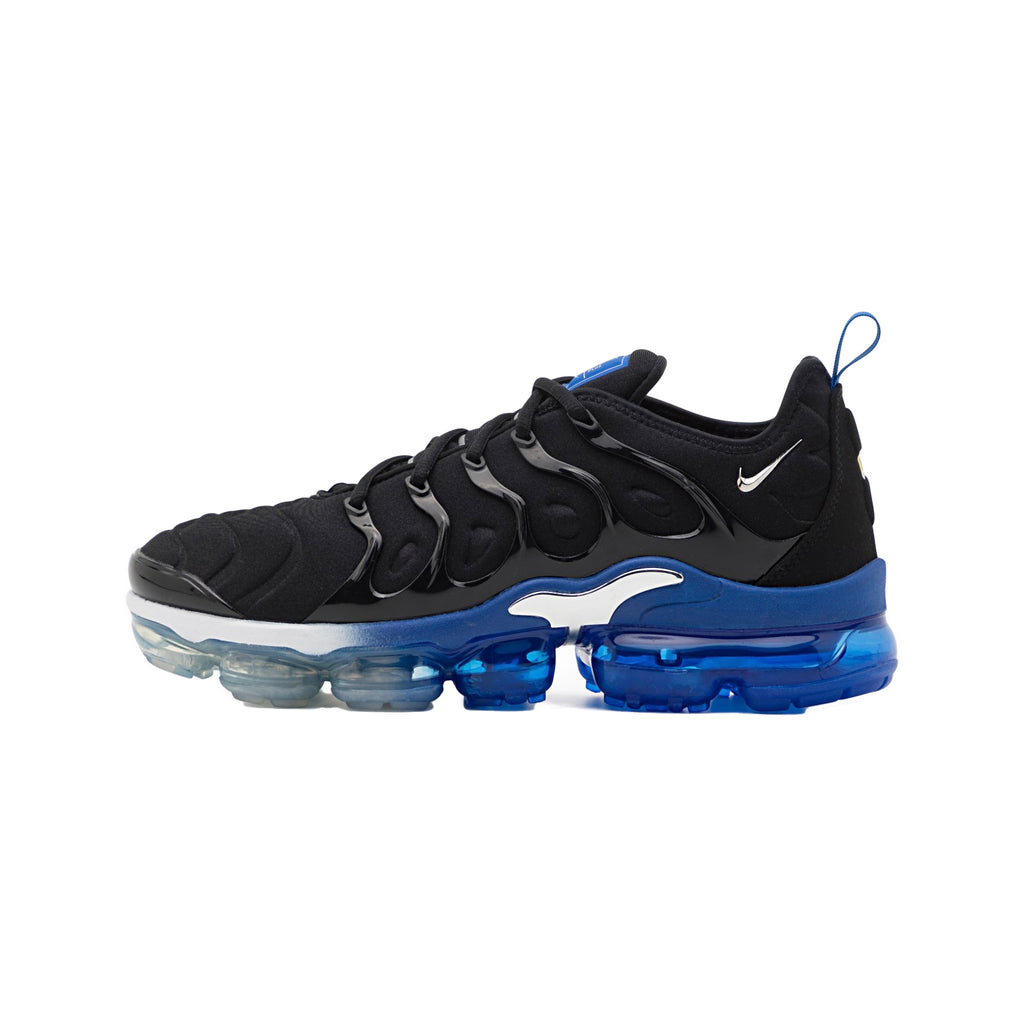 Nike black and fashion white vapormax plus